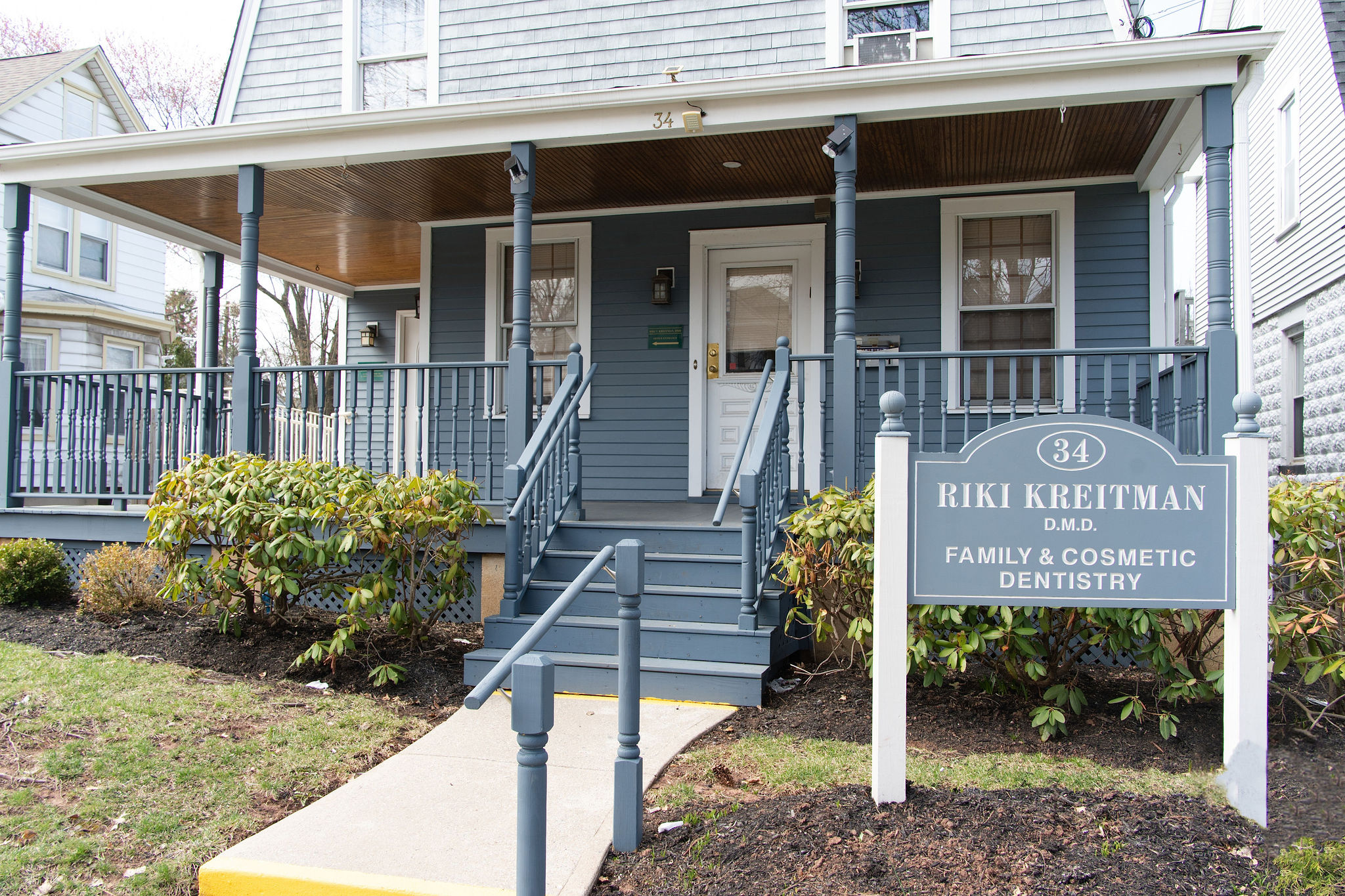 The exterior of Dr. Kreitman's dental office